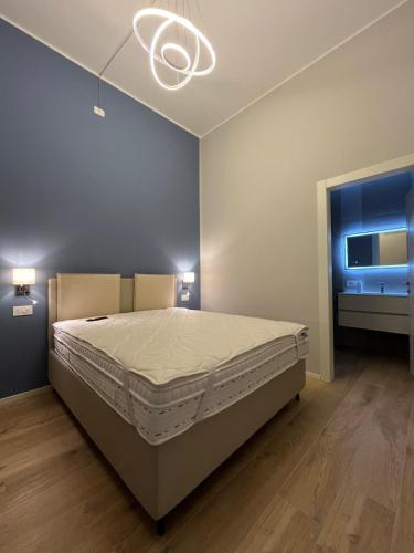 a bedroom with a bed and a blue wall at Residenza Lidia e Giulia in Grottammare