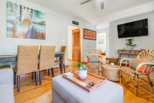 Televisyen dan/atau pusat hiburan di Less Than 1 Mi to Colonial Beach Coastal Gem with 2 Porches