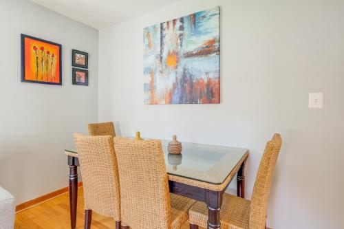 Ruang duduk di Less Than 1 Mi to Colonial Beach Coastal Gem with 2 Porches