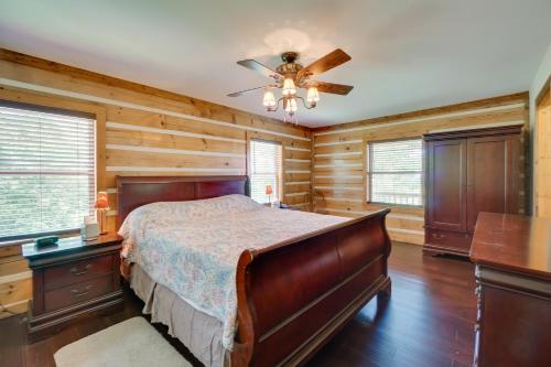 Un dormitorio con una cama y un ventilador de techo. en Stunning Views Modern Cabin by Watts Bar Lake, en Rockwood