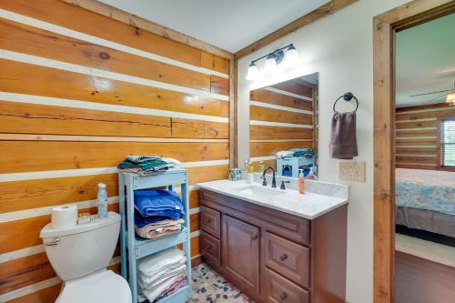 Un baño con un inodoro, un lavabo y un espejo. en Stunning Views Modern Cabin by Watts Bar Lake, en Rockwood