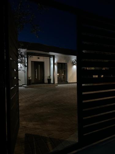 Bangunan di mana terletaknya rumah tamu ini