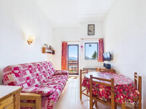 un salon avec un canapé et une table dans l'établissement Studio Mezzanine avec Balcon Exposé Sud, Pieds des Pistes, Proche Commerces et Garderie - FR-1-398-563, à La Rosière
