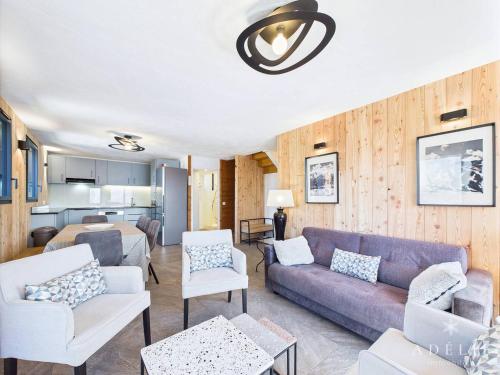 - un salon avec un canapé violet et des fauteuils blancs dans l'établissement Duplex 5 pièces, 100m des pistes, Parking et WIFI - FR-1-398-644, à Montvalezan