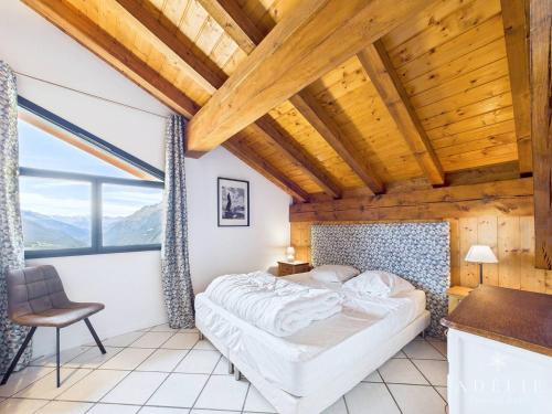 une chambre avec un lit, une table et une chaise dans l'établissement Duplex 5 pièces, 100m des pistes, Parking et WIFI - FR-1-398-644, à Montvalezan