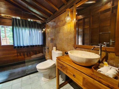 a bathroom with a sink and a toilet at Lawani Resort in Tegalalang