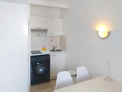 une cuisine avec une machine à laver et un évier dans l'établissement Résidence Graziella Studio 602, à Juan-les-Pins