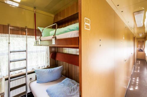 a small room with two bunk beds and a window at zz_Lokschuppen Pasewalk-Erlebnisübernachtung im Schlafwagen in Pasewalk