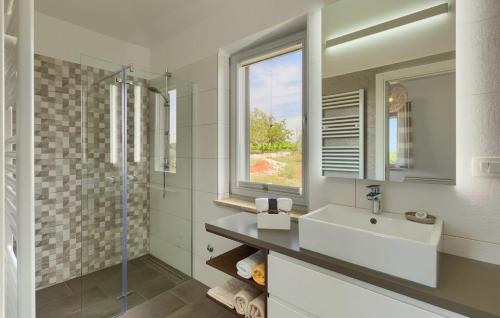 Ένα μπάνιο στο Villa Marika