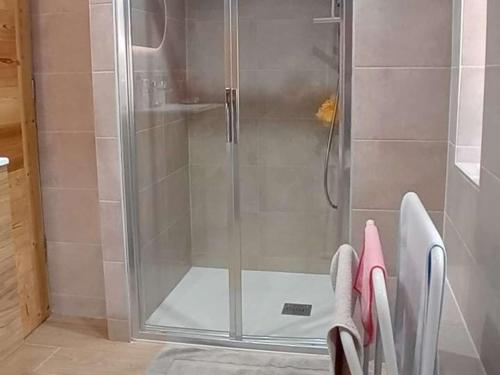 une douche avec une porte vitrée dans une salle de bain dans l'établissement Appartement confortable 3 pièces - 8 pers - Centre station - WiFi - Parking - FR-1-802-41, aux Gets