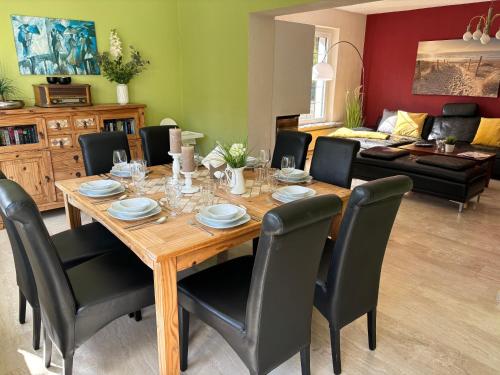 Χώρος καθιστικού στο Ostseebad Göhren 8-Personen-Ferienhaus mit beh WPool