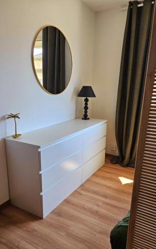 Postel nebo postele na pokoji v ubytování Grand studio au coeur de Nîmes