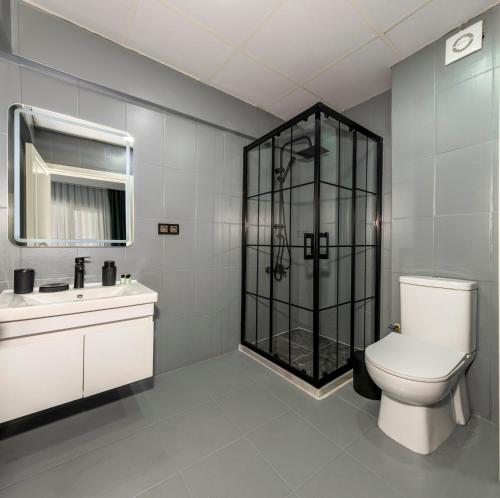 Bilik mandi di Cenova Suite Hotel