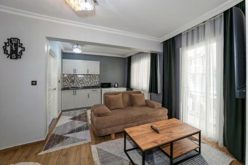 Ruang duduk di Cenova Suite Hotel