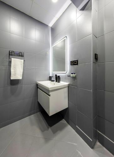 Bilik mandi di Cenova Suite Hotel