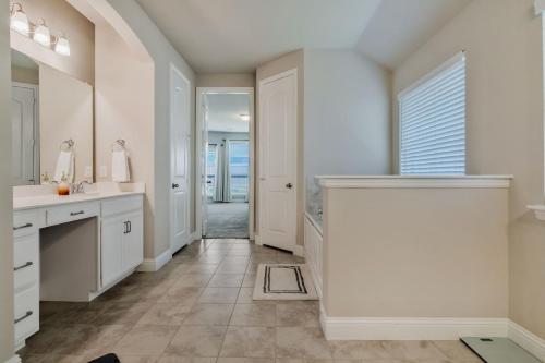 Ένα μπάνιο στο Family Friendly 3br Near Fort Worth, Pool & Lake