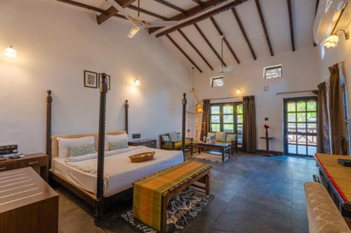 En eller flere senge i et værelse på WOW STAYZ2 Pachmarhi Ecotel Resort