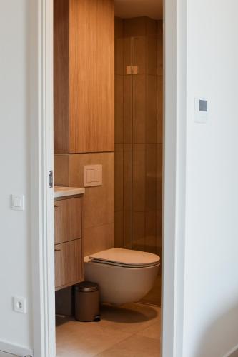 a bathroom with a tub and a toilet at Nidos Banga in Nida