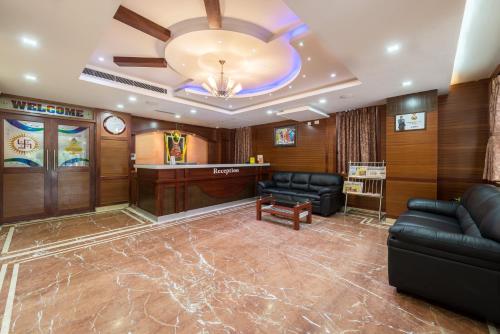 a large lobby with a court room with leather furniture at Treebo Trend Akshaya Lalbagh Inn in Bangalore