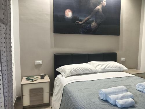 a bedroom with a bed with two towels on it at Casa Vacanza Dante Alighieri, A in Moscufo