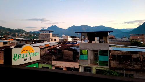 Pemandangan gunung umum atau pemandangan gunung yang diambil dari hotel