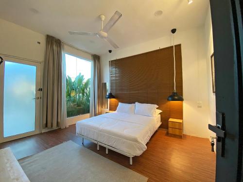 Ένα ή περισσότερα κρεβάτια σε δωμάτιο στο The Nook Holiday Home Cozy, Stylish, Swimming Pool