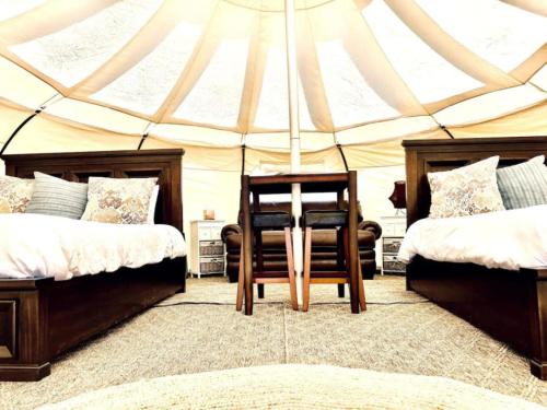 Postel nebo postele na pokoji v ubytování Mountain View Yurt and Breakfast S