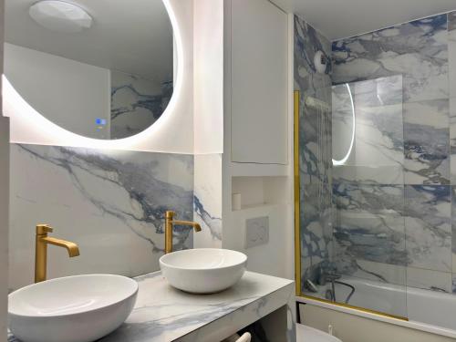 a bathroom with two sinks and a mirror at Bezons Golden - 3 chambres - 3min du Tramway #SirDest in Bezons