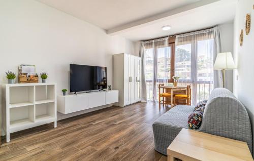 Gorgeous Apartment In Málaga With Swimming Pool