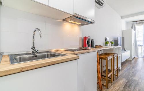 Gorgeous Apartment In Málaga With Swimming Pool