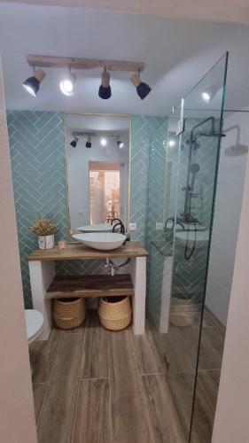 a bathroom with a sink and a mirror at Casa Lagoa in Lagoa