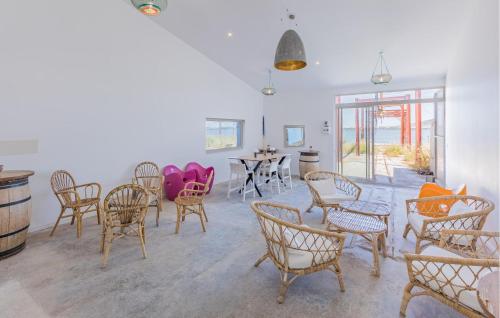 une salle à manger avec des chaises, des tables et une fenêtre dans l'établissement 1 Bedroom Amazing Home In Loupian, à Loupian