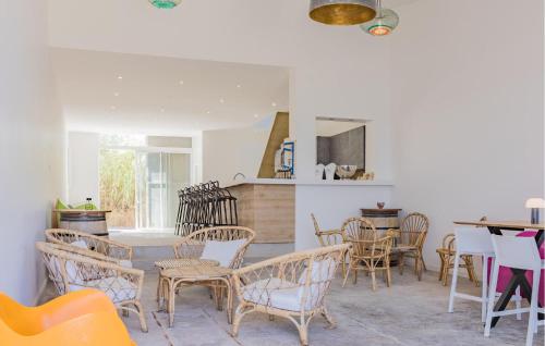 une chambre avec des chaises et une table ainsi qu'une cuisine dans l'établissement 1 Bedroom Amazing Home In Loupian, à Loupian