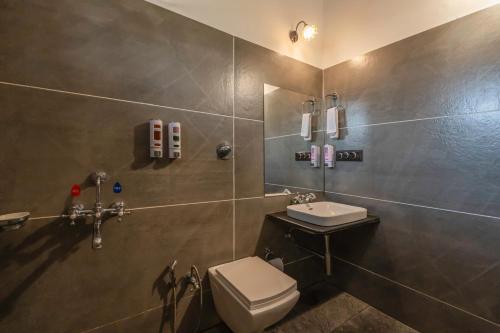 Et badeværelse på WOW STAYZ2 Pachmarhi Ecotel Resort