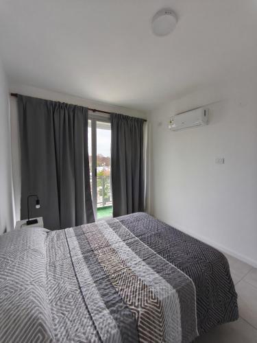 Un dormitorio con una cama frente a una ventana. en Brescia due, en Colón