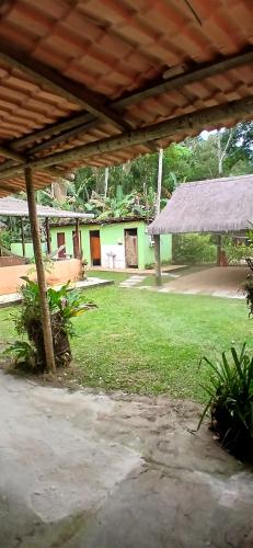 una vista exterior de una casa con patio en Camping Saco do Céu, en Saco do Ceu