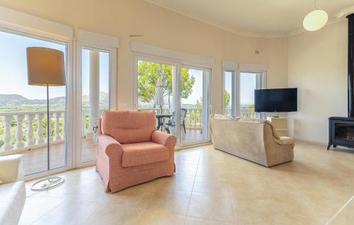 ein Wohnzimmer mit zwei Stühlen und einem Fernseher in der Unterkunft Awesome Home In Orba With Wifi in Orba