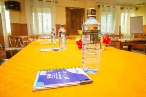 een fles water bovenop een tafel bij Shamz Hotel in Isiolo