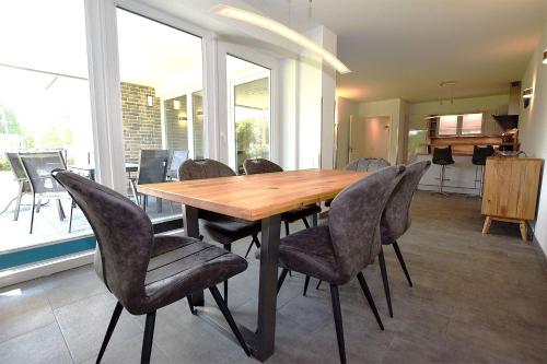a wooden table and chairs in a room at Apartmenthaus Scharmützelsee inkl Nebenkosten in Wendisch Rietz