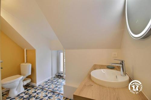 a bathroom with a sink and a toilet at Les agapanthes in Ploemeur