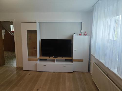 Televiisor ja/või meelelahutuskeskus majutusasutuses Work and Stay Haus 12 Betten 2 Etagen 2 Badezimmer,Terasse Küche nähe Geleen,Geilenkirchen,Heinsberg,Alsdorf