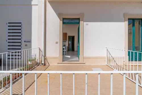 a staircase leading to a door in a building at Casa Patrizia in centro a Marzamemi in Marzamemi