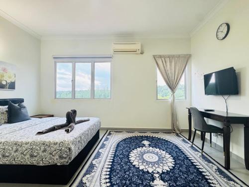une chambre avec un chat allongé sur un lit dans l'établissement Desaru Private Beach Swimming Pool Studio Unit C105, à Bandar Penawar