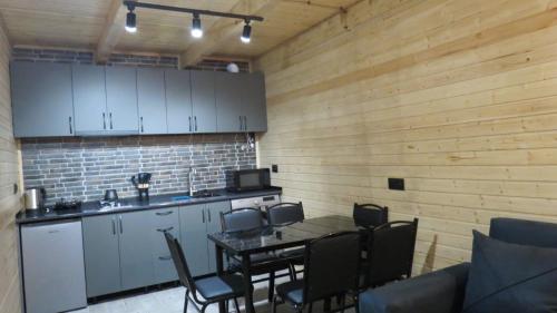 Una cocina o zona de cocina en Nikolozi