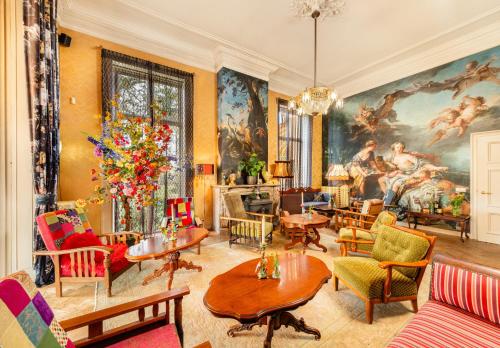 a living room with a painting on the wall at Hotel Gaia in Diepenveen