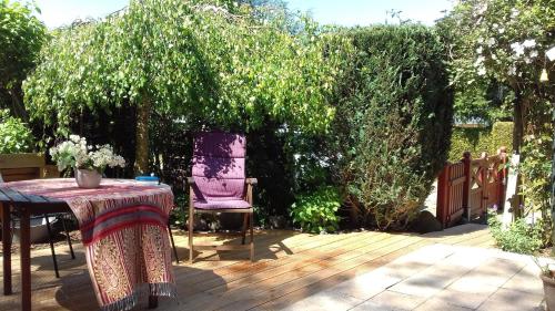 un tavolo e una sedia viola su un patio di Ferienhaus Prerow a Prerow