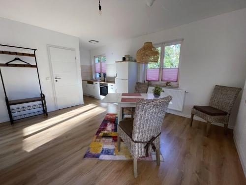 a kitchen and dining room with a table and chairs at Neue moderne Ferienwohnung, separater Eingang, Seenähe in Möllen