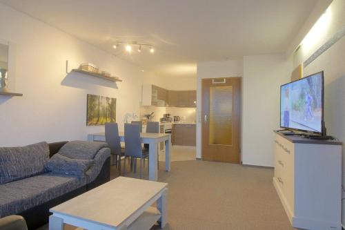 een woonkamer met een bank en een tafel bij Apartment 411 in Hohegeiß