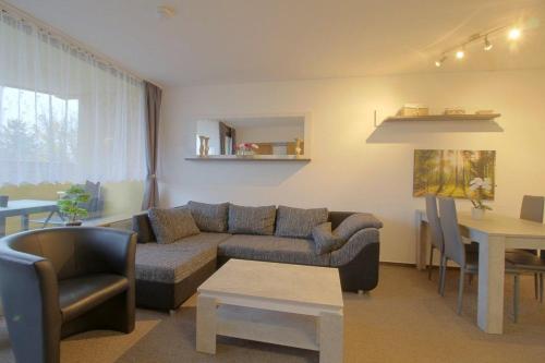 een woonkamer met een bank en een tafel bij Apartment 411 in Hohegeiß