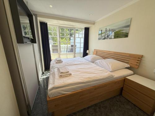 宾茨Residenz am Klünderberg by Rujana的有大窗户的房间里的一张床